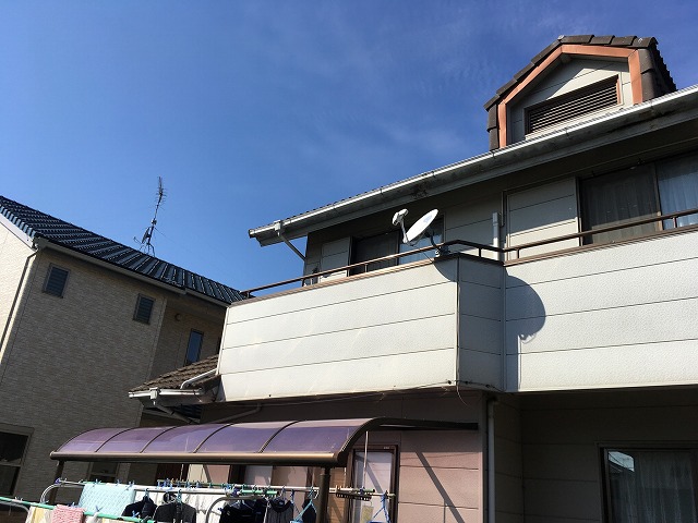 岐阜市でボロボロの瓦屋根の点検で鼻隠しが腐食、塗装が剥がれ木部が露出、雨樋も確認しました